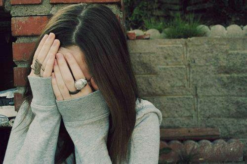 Hận vợ ngoại tình, chồng mua băng đĩa, “phim đen” về “làm nhục vợ“