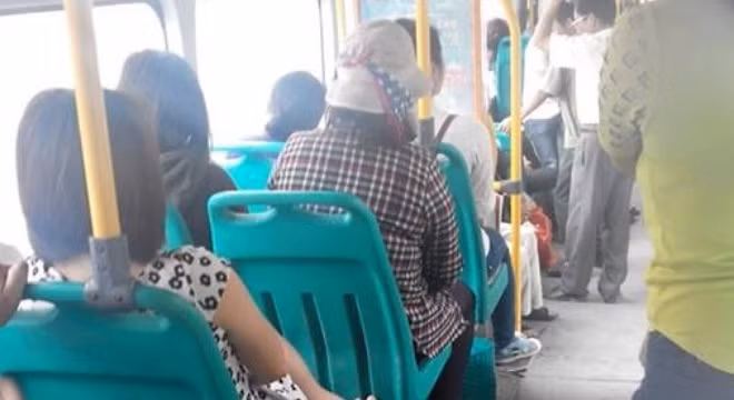 Hình ảnh trên xe buýt khiến dân mạng bức xúc