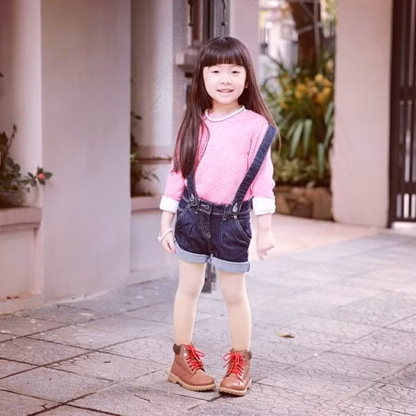 Choáng với tủ đồ ngập giày túi hiệu “bạc tỷ” của em bé 5 tuổi người Việt ảnh 28