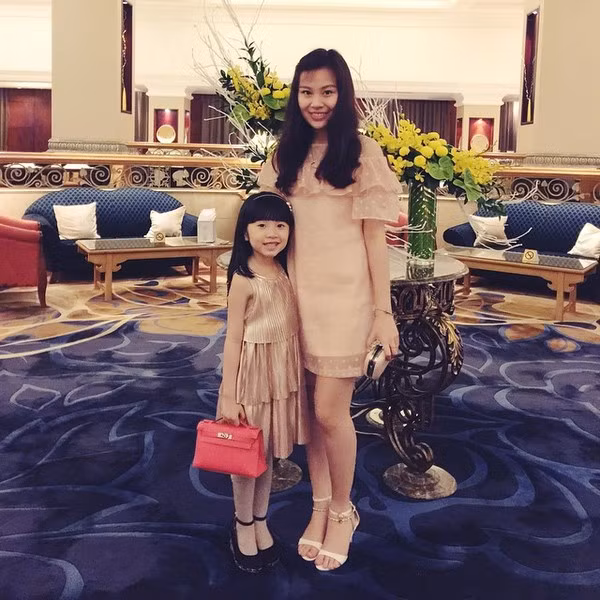 Choáng với tủ đồ ngập giày túi hiệu “bạc tỷ” của em bé 5 tuổi người Việt ảnh 18