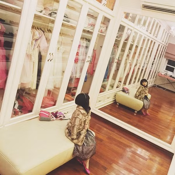 Choáng với tủ đồ ngập giày túi hiệu “bạc tỷ” của em bé 5 tuổi người Việt