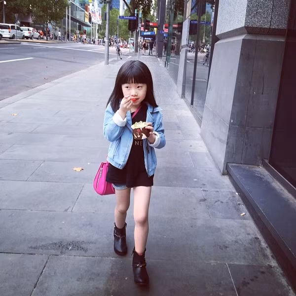 Choáng với tủ đồ ngập giày túi hiệu “bạc tỷ” của em bé 5 tuổi người Việt ảnh 22