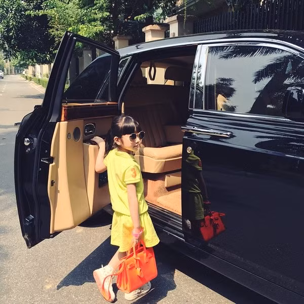 Choáng với tủ đồ ngập giày túi hiệu “bạc tỷ” của em bé 5 tuổi người Việt ảnh 5