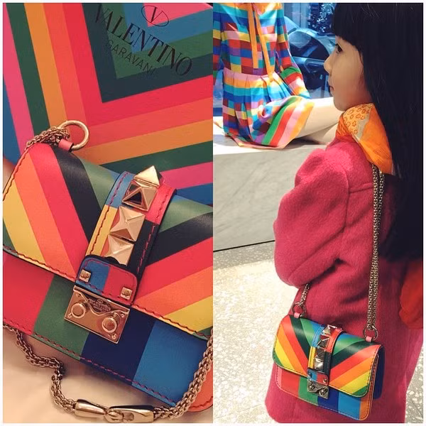 Choáng với tủ đồ ngập giày túi hiệu “bạc tỷ” của em bé 5 tuổi người Việt ảnh 16