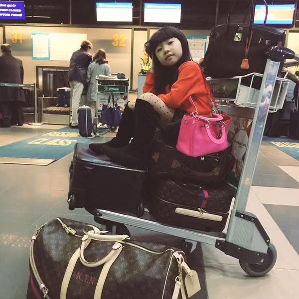 Choáng với tủ đồ ngập giày túi hiệu “bạc tỷ” của em bé 5 tuổi người Việt ảnh 10