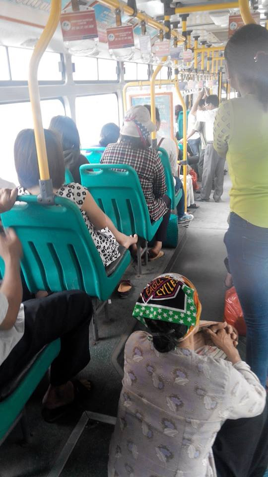Hình ảnh trên xe buýt khiến dân mạng bức xúc ảnh 1 Dù không phải là vấn đề mới mẻ, nhưng nó vẫn luôn khiến dư luận bức xúc mỗi khi chứng kiến