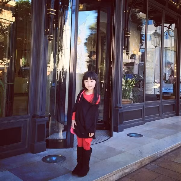 tủ đồ hàng hiệu của bé gái 5 tuổi 3