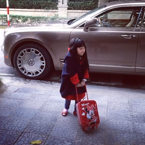 tủ đồ hàng hiệu của bé gái 5 tuổi 4