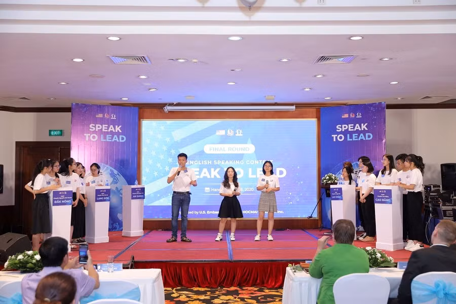 Phần hùng biện của đội thi trường THPT chuyên Thoại Ngọc Hầu (An Giang).