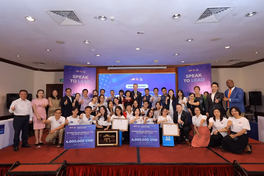 Các đội thi cùng Ban giám khảo và Ban tổ chức cuộc thi hùng biện Tiếng Anh “Speak to Lead”.