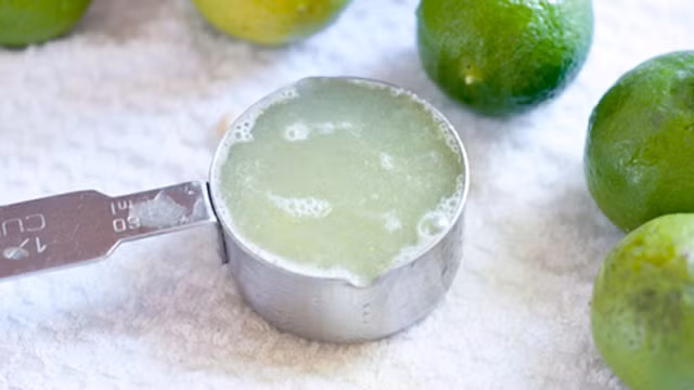 Bị bã cao su dính vào tóc đừng vội dùng kéo cắt mà hỏng cả bộ tóc, cách đơn giản sau đây sẽ giúp bạn lấy nó ra dễ dàng - Ảnh 5.