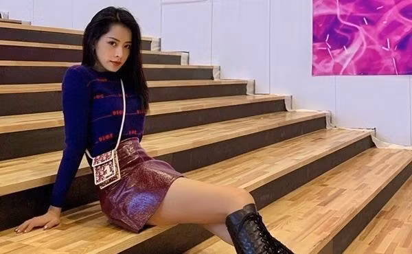 Street style sành điệu "phủ đầy" hàng hiệu của Hương Tràm, Chi Pu