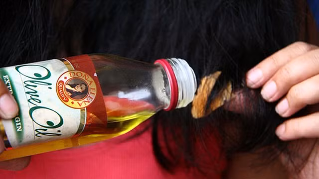 Bị bã cao su dính vào tóc đừng vội dùng kéo cắt mà hỏng cả bộ tóc, cách đơn giản sau đây sẽ giúp bạn lấy nó ra dễ dàng - Ảnh 4.