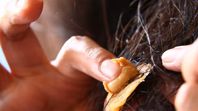 Bị bã cao su dính vào tóc đừng vội dùng kéo cắt mà hỏng cả bộ tóc, cách đơn giản sau đây sẽ giúp bạn lấy nó ra dễ dàng - Ảnh 3.