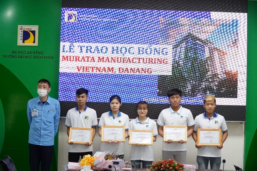 Đại diện Công ty TNHH Murata Manufacturing Việt Nam Đà Nẵng trao học bổng cho SV xuất sắc của Khoa Công nghệ thông tin, Khoa Điện tử viễn thông, Khoa Khoa học công nghệ tiên tiến và Khoa Cơ khí, Trường ĐH Bách khoa, ĐH Đà Nẵng