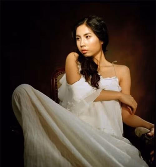 Gu ăn mặc từ quê mùa, sến sẩm đến sành điệu của ca sĩ Thủy Tiên ảnh 3