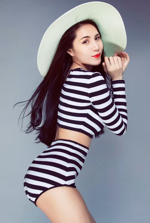 Gu ăn mặc từ quê mùa, sến sẩm đến sành điệu của ca sĩ Thủy Tiên ảnh 17