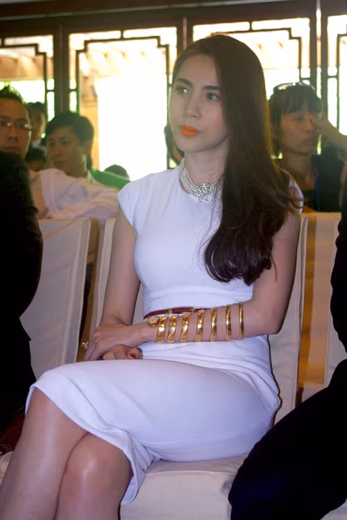 Gu ăn mặc từ quê mùa, sến sẩm đến sành điệu của ca sĩ Thủy Tiên ảnh 13