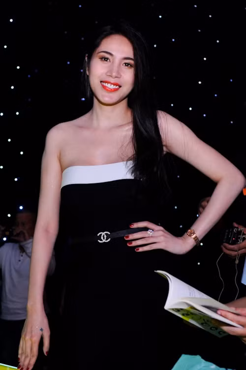 Gu ăn mặc từ quê mùa, sến sẩm đến sành điệu của ca sĩ Thủy Tiên ảnh 18