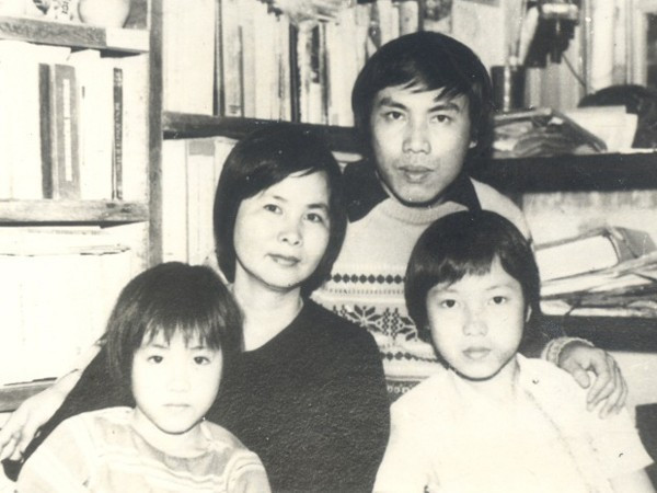 Biên tập viên Lưu Minh Vũ (ngoài cùng bên phải) dành rất nhiều tình cảm cho người mẹ kế, nhà thơ Xuân Quỳnh. Anh gọi bà là má và rưng rưng kể: "Má Quỳnh tội lắm, mẹ mất từ nhỏ, bố vào Nam, má lớn lên với bà, có lẽ vì thế nên việc gì má cũng làm được. Má cắt tóc cho bố, cho ba anh em chúng tôi, riêng Quỳnh Thơ thì luôn được để tóc dài, cắt theo kiểu con gái. Má nhổ răng cho cả ba đứa, vì thế, tôi chẳng phải tới nha sĩ bao giờ. Ngày Tết, má tết pháo thành tràng dài cho chúng tôi chơi, hỏi sao má giỏi thế, má chỉ cười nói: ngày nhỏ má quen làm thế rồi". Sao Việt yêu thương mẹ kế
