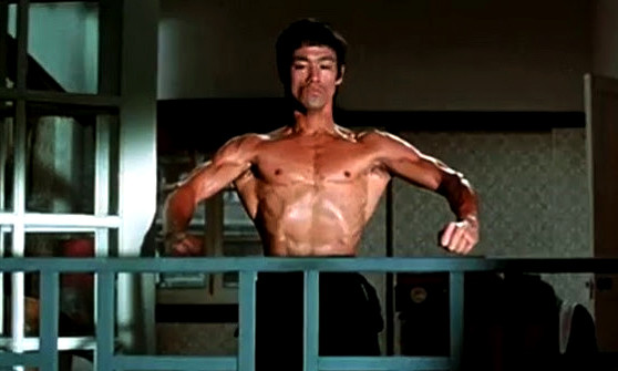 Thân hình Lý Tiểu Long rất đẹp và chuẩn...