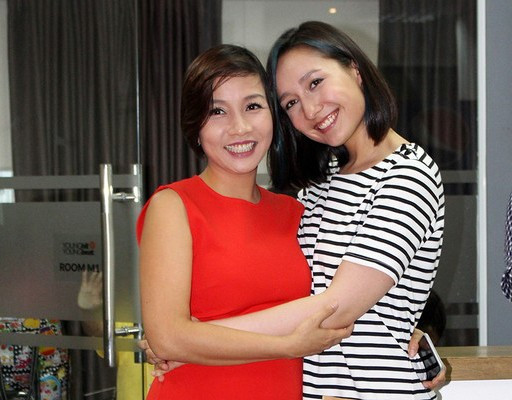Anna cho hay, mẹ kế của cô là môt người kỹ tính chứ không phải khó tính. "Mẹ hay để ý đến những chi tiết trong đời sống, điều đó giúp tôi và các em rất nhiều. Mấy chị em được mẹ chỉ dạy rất kỹ về cách ứng xử" - Giọng ca Một nửa yêu thương nói. Sao Việt yêu thương mẹ kế