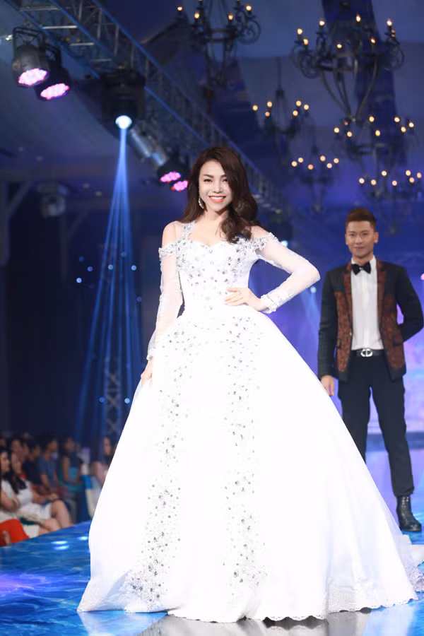 Trà Ngọc Hằng hóa mẹ Âu Cơ trong trang phục lộng lẫy