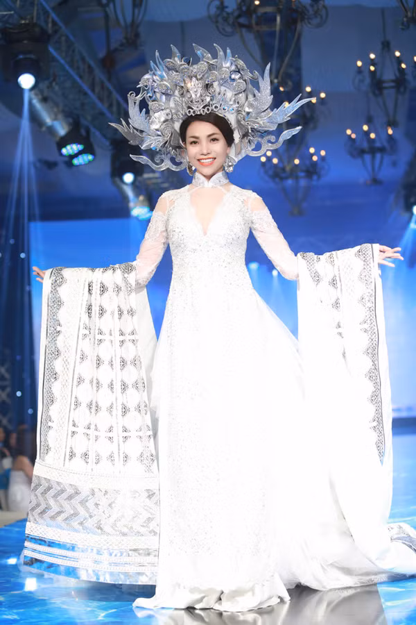 Trà Ngọc Hằng hóa mẹ Âu Cơ trong trang phục lộng lẫy