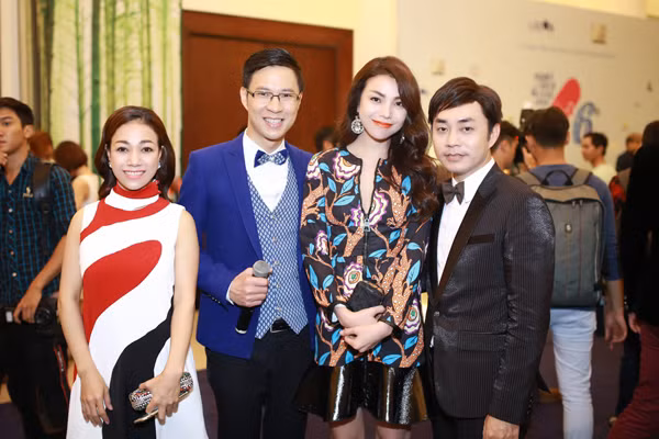 Trà Ngọc Hằng hóa mẹ Âu Cơ trong trang phục lộng lẫy