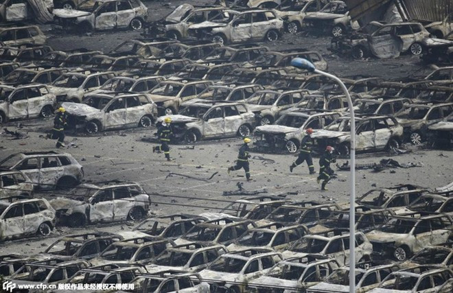 Khoảng 1.000 lính cứu hỏa tham gia nỗ lực khắc phục hậu quả thảm họa. Ảnh: cfp.cn Cảnh tìm người mất tích tại hiện trường vụ nổ ở Thiên Tân