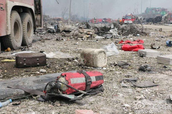 Bình dưỡng khí của lính cứu hỏa tại hiện trường. Ảnh: Weibo Cảnh tìm người mất tích tại hiện trường vụ nổ ở Thiên Tân