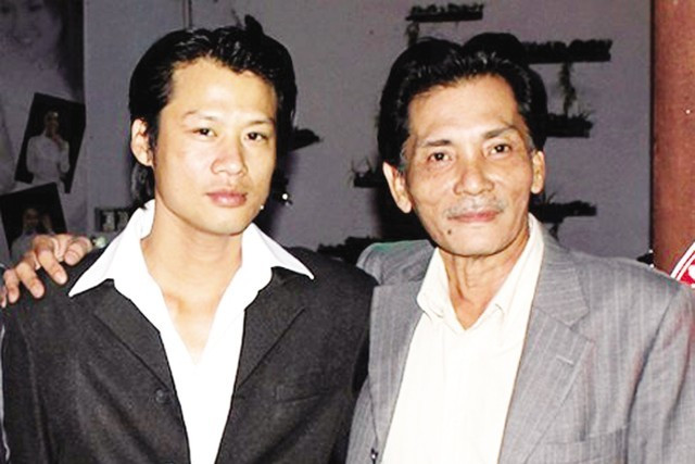 Bùi Thanh Tùng là con trai nghệ sĩ Thương Tín. Anh gắn bó với nghề ca hát nhiều năm nhưng chưa thực sự gặt hái thành công. Mới đây, nam ca sĩ 37 tuổi chia sẻ nhiều điều về người cha nổi tiếng và mẹ kế kém anh 15 tuổi. Sao Việt yêu thương mẹ kế