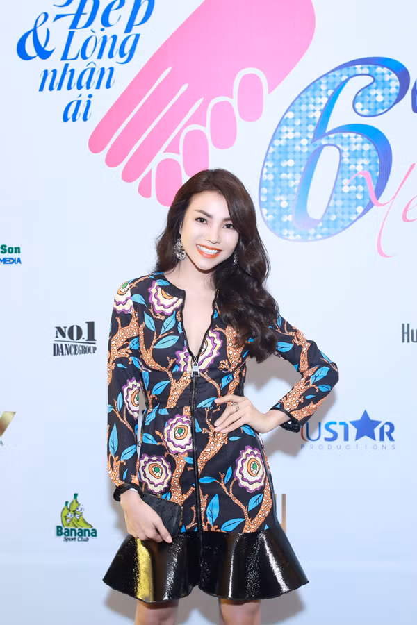 Trà Ngọc Hằng hóa mẹ Âu Cơ trong trang phục lộng lẫy