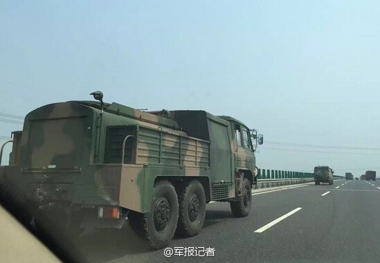 Những phương tiện khác di chuyển hiện trường. Ảnh: Cfp.cn Cảnh tìm người mất tích tại hiện trường vụ nổ ở Thiên Tân