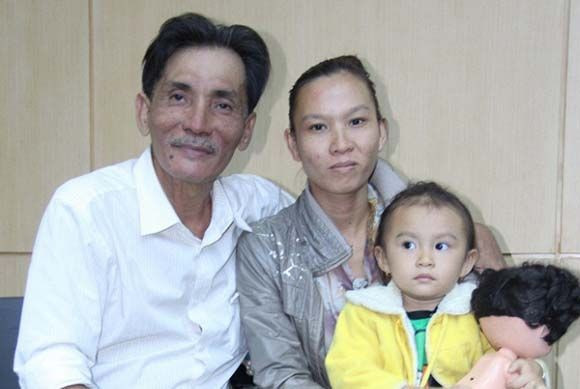 Bùi Thanh Tùng cho hay, mặc dù thiên hạ bàn tán nhiều về hạnh phúc mới của cha nhưng anh không quan tâm. "Tôi luôn biết ơn dì trong nỗi ngậm ngùi vì dì đã giúp ba tôi thay đổi cuộc sống theo cách tích cực hơn. Dì cũng là người chịu đựng, cảm thông với hoàn cảnh gia đình tôi mà không đòi hỏi, so sánh hay ganh tỵ với những người phụ nữ hào nhoáng đi qua đời ba" - con trai nghệ sĩ Thương Tín nói. Sao Việt yêu thương mẹ kế