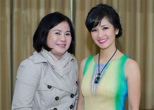 Nữ ca sĩ gốc Hà Nội cho hay, mọi việc trong gia đình, các mối quan hệ của cô lẫn những cuộc hẹn trong công việc đều do mẹ Mai sắp xếp, quyết định. Côi nói: "Tôi hạnh phúc vì sự chăm sóc của mẹ dành cho tôi thật tuyệt vời. Đôi lúc tôi có cảm giác mẹ chăm sóc tôi còn hơn cả con ruột. Tất cả những gì cảm thấy tốt bà đều dành cho tôi. Bình thường trong cuộc sống hằng ngày, bất cứ đi đâu, làm gì tôi và mẹ đều luôn bên nhau không rời nửa bước". Sao Việt yêu thương mẹ kế
