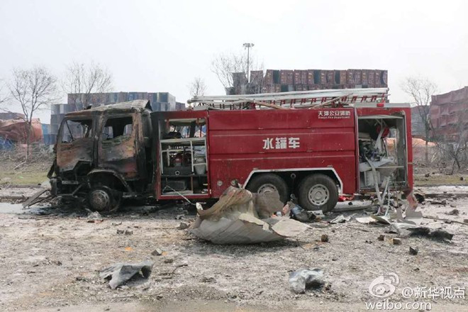 Phần đầu của một xe cứu hỏa biến dạng. Đây là một trong những phương tiện tới hiện trường sau khi nhận tin về vụ nổ đầu tiên. Ảnh: Weibo Cảnh tìm người mất tích tại hiện trường vụ nổ ở Thiên Tân