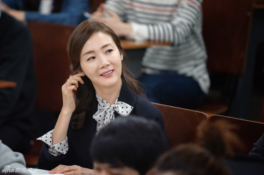 41 tuổi, Choi Ji Woo vẫn ngọt ngào với vai nữ sinh - 5