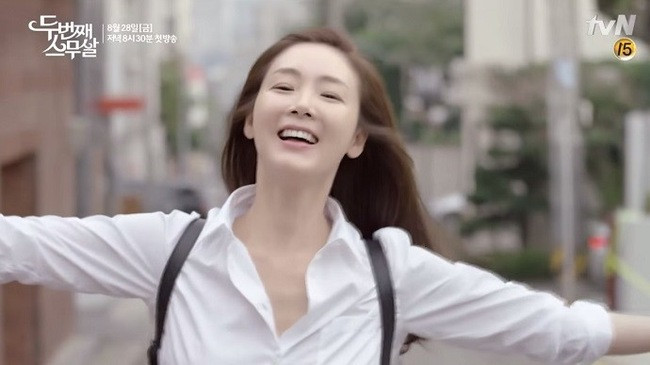 41 tuổi, Choi Ji Woo vẫn ngọt ngào với vai nữ sinh - 2