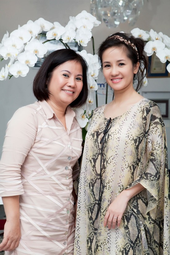 Nữ ca sĩ Hồng Nhung gặp người mẹ kế lần đầu tiên khi chị 20 tuổi. Lúc đó, sau một chuyến lưu diễn dài ngày tại Trung Quốc trở về, cô Bống thấy cha nói về người phụ nữ tên Mai với vẻ âu yếm khác lạ. Linh cảm cho cô thấy, đó là người phụ nữ không thể thiếu với ông. Lần đầu tiên gặp bà, Hồng Nhung cũng có cảm giác rất ấm áp. "Tôi và mẹ Mai rất thân, vui vẻ và hợp ý nhau. Bà như một người bạn của tôi" - Giọng ca Khu vườn yên tĩnh nói. Sao Việt yêu thương mẹ kế