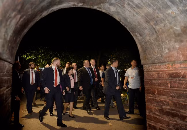 Ngoại trưởng Hoa Kỳ Mike Pompeo đi dạo Hồ Hoàn Kiếm, Hà Nội, tháng 7/2018