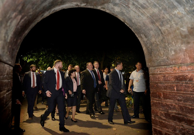 Ngoại trưởng Hoa Kỳ Mike Pompeo đi dạo Hồ Hoàn Kiếm, Hà Nội, tháng 7/2018 Ngoại trưởng Hoa Kỳ Mike Pompeo đi dạo Hồ Hoàn Kiếm, Hà Nội, tháng 7/2018