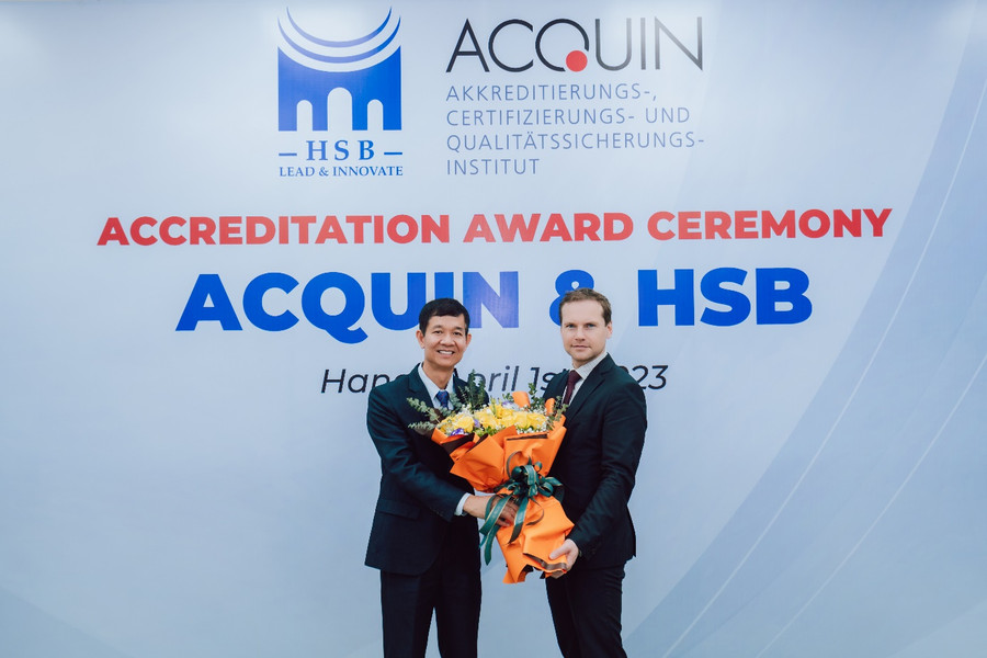 PGS.TS. Hoàng Đình Phi, Hiệu trưởng Trường Quản trị và Kinh doanh (bên trái) và đại diện Acquin.