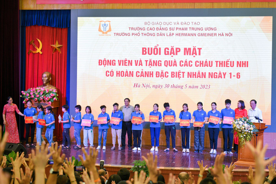Thủ tướng trao tặng học bổng cho những học sinh có hoàn cảnh đặc biệt.