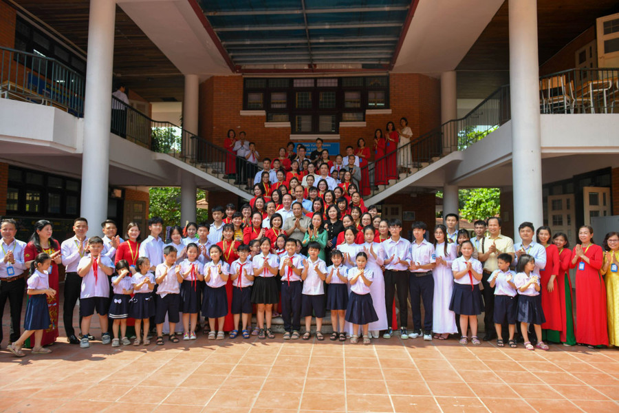 Thủ tướng Phạm Minh Chính, Bộ trưởng Bộ GD&amp;ĐT Nguyễn Kim Sơn và đoàn công tác chụp ảnh lưu niệm tại Trường phổ thông dân lập Hermann Gmeiner - Hà Nội.