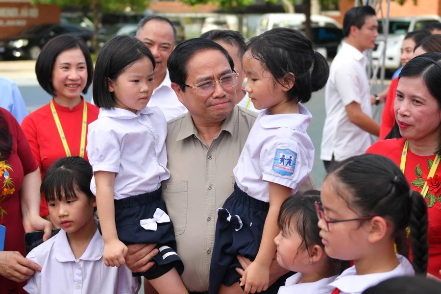 Thủ tướng thăm hỏi, động viên học sinh Trường phổ thông dân lập Hermann Gmeiner - Hà Nội.