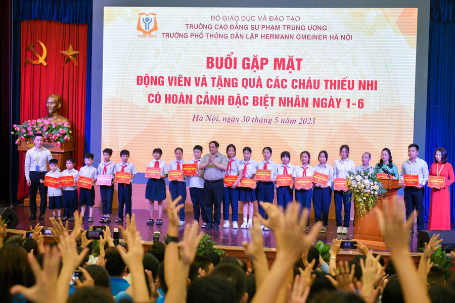 Thủ tướng trao tặng học bổng cho những học sinh có hoàn cảnh đặc biệt.