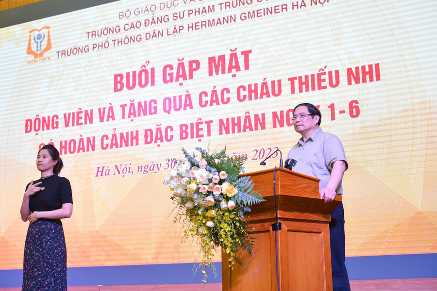 Thủ tướng Phạm Minh Chính phát biểu tại buổi gặp mặt động viên, tặng quà học sinh có hoàn cảnh đặc biệt khó khăn tại Trung tâm hỗ trợ phát triển giáo dục hoà nhập thuộc Trường CĐ sư phạm Trung ương.