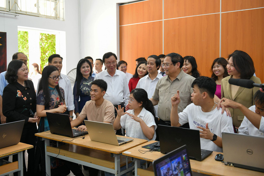 Thủ tướng Phạm Minh Chính, Bộ trưởng Bộ GD&ĐT Nguyễn Kim Sơn và đoàn công tác thăm Trung tâm hỗ trợ phát triển giáo dục hoà nhập thuộc Trường CĐ sư phạm Trung ương.