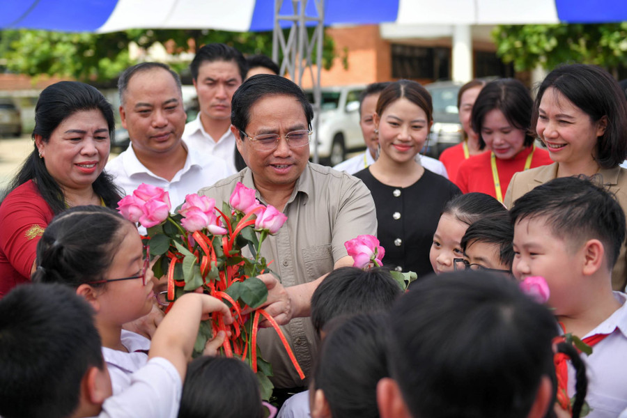 Thủ tướng thăm hỏi, động viên học sinh Trường phổ thông dân lập Hermann Gmeiner - Hà Nội.